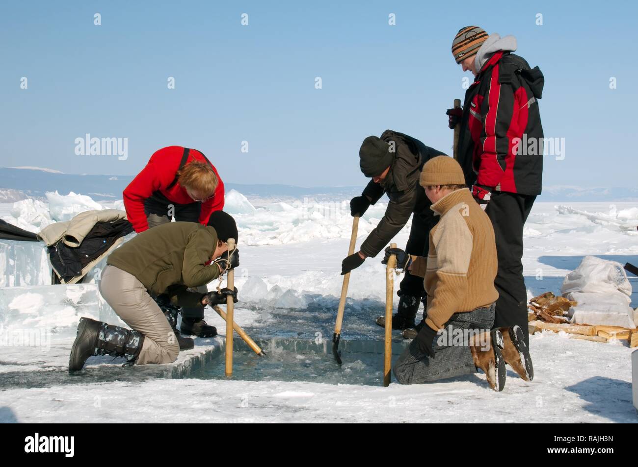 Taucher Vorbereitung auf Eis - Tauchen im Baikalsee, Insel Olchon, Sibirien, Russland, Eurasien Stockfoto