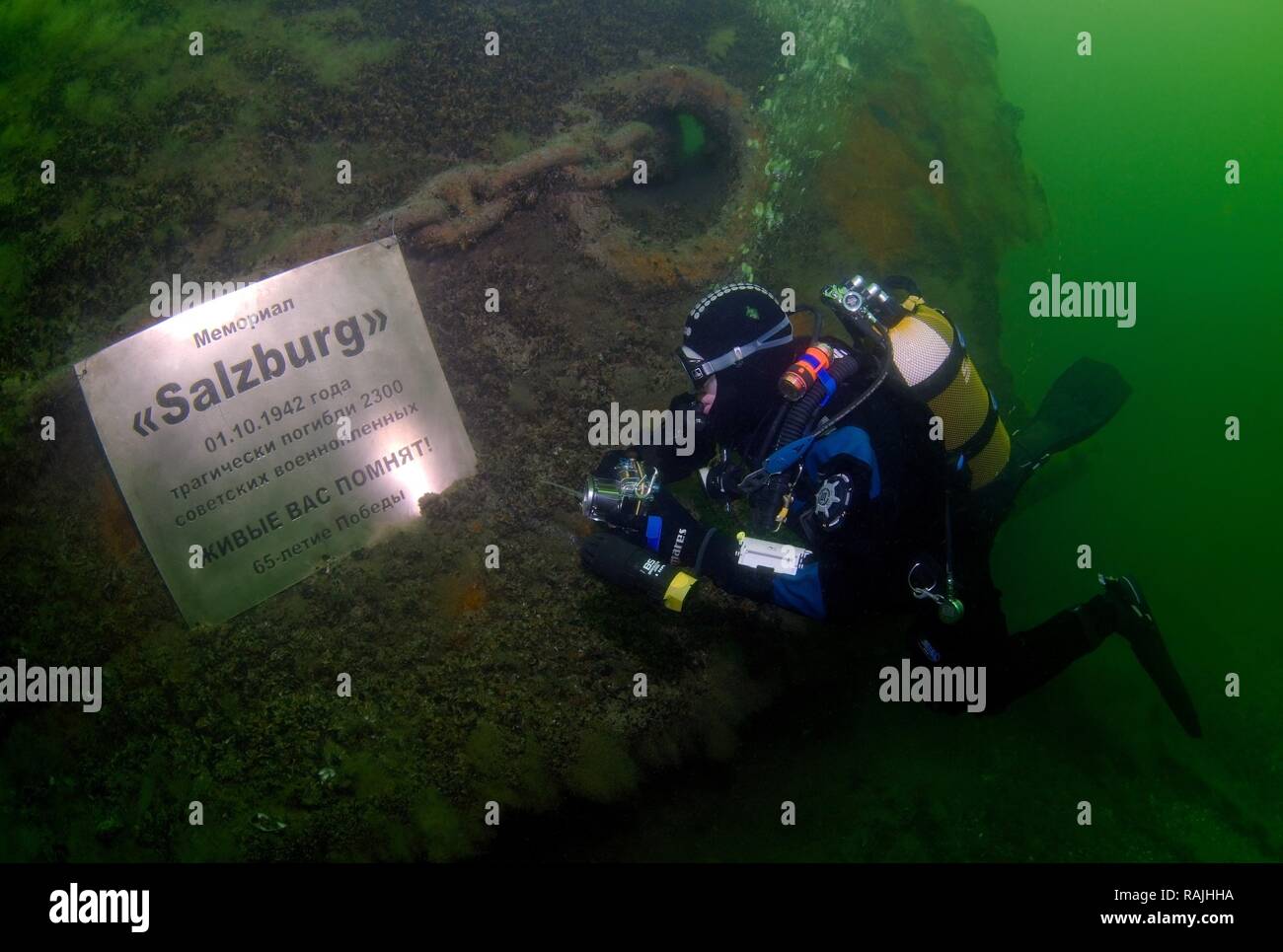 Taucher an der Schiffbruch des Deutschen Transportschiff Salzburg, am Schwarzen Meer, Ukraine, Osteuropa Stockfoto