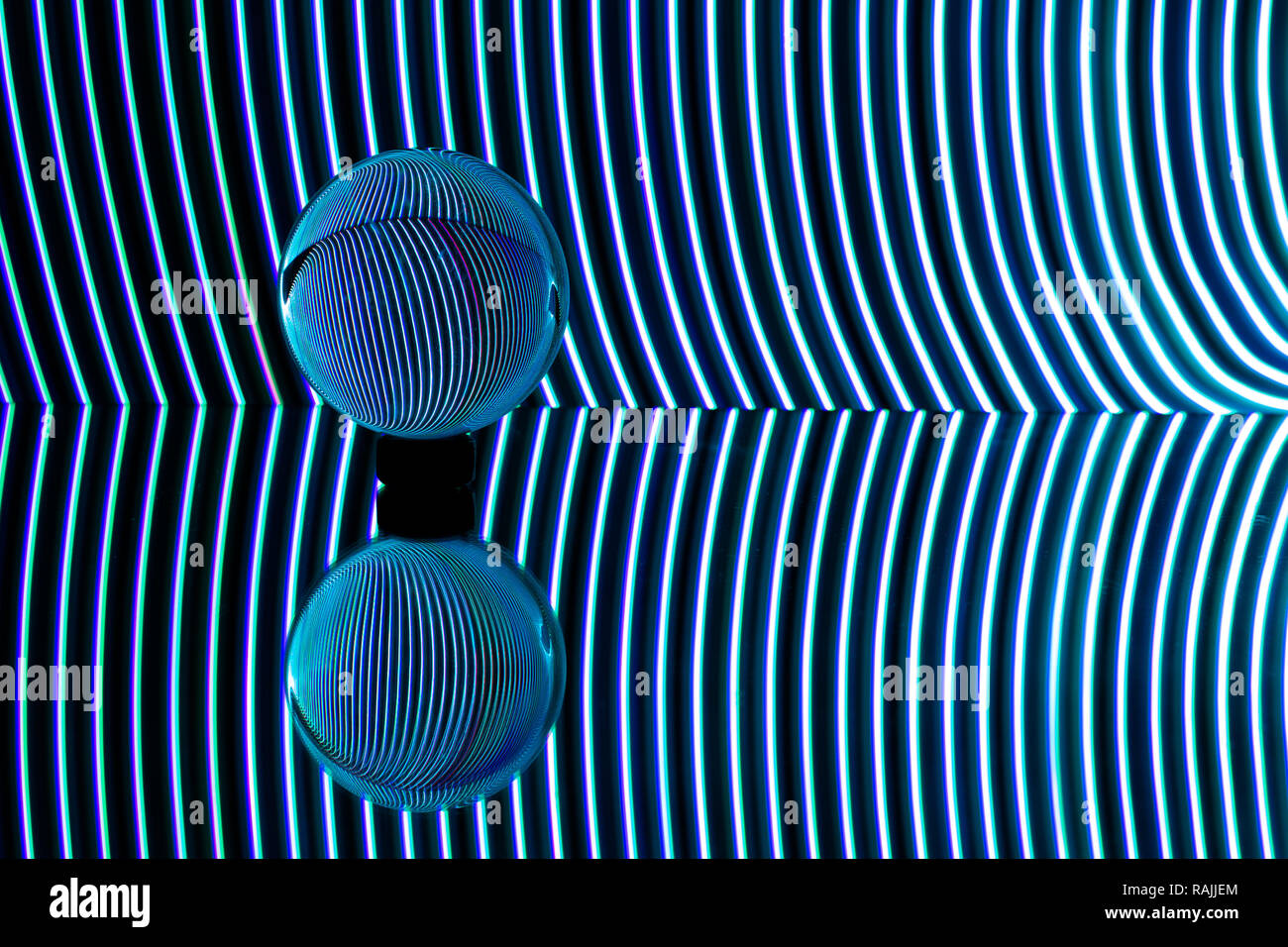 Blaue Lichter gekrümmte hinter einer transparenten Sphäre. Licht Malerei Fotografie. Stockfoto