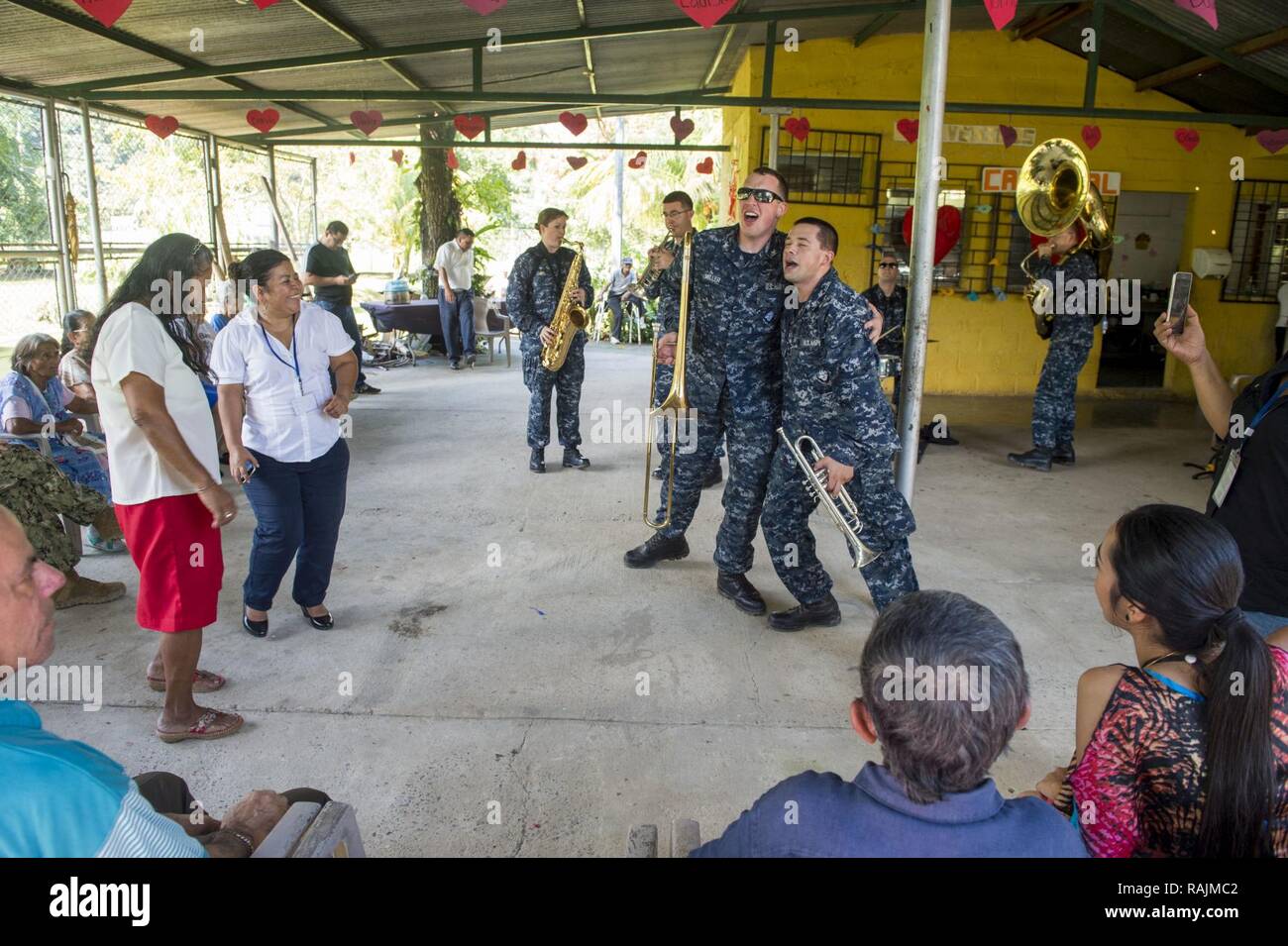 (Feb. 7, 2017) Puerto Barrios, Guatemala - Mitglieder der US-Flotte Kräfte Stockfoto