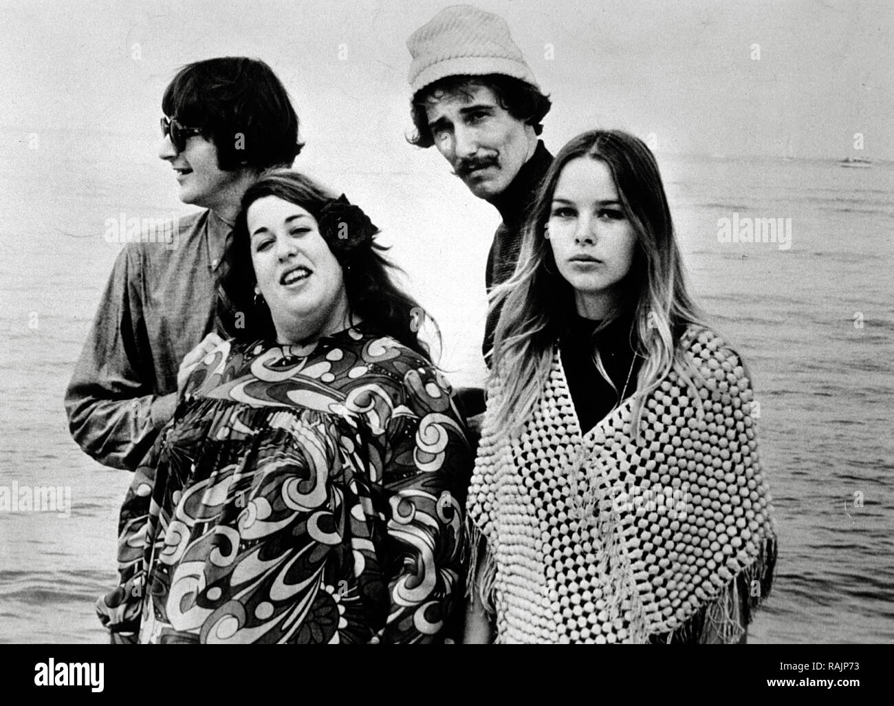 Werbung Foto von John Phillips, Michell Phillips, Mama Cass Elliot, Denny Doherty (die Mamas und Papas), ca. 1969 Datei Referenz # 33636 1000 THA Stockfoto
