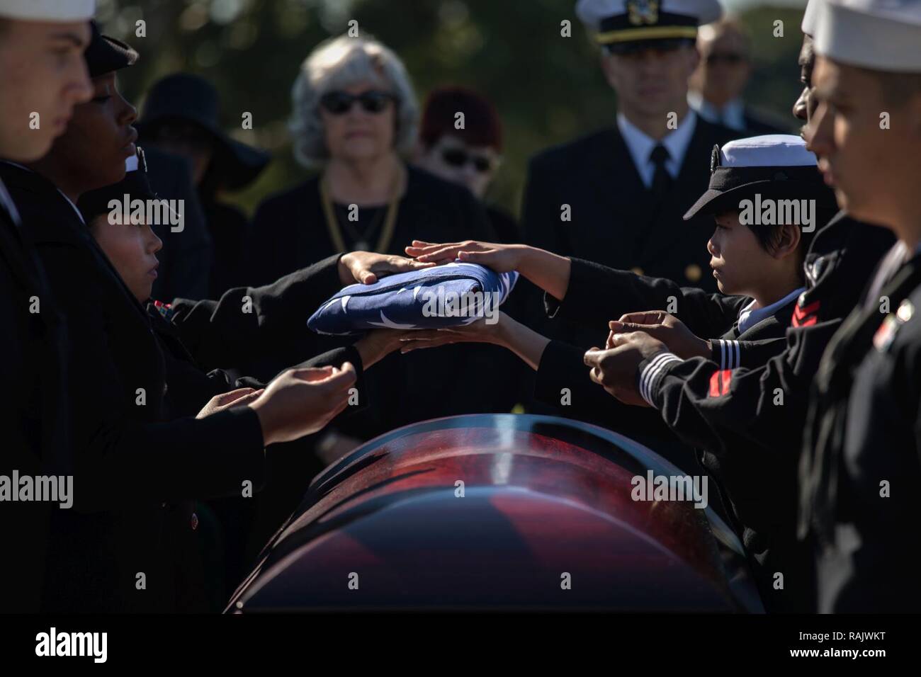 SAN DIEGO (Feb. 13, 2017) Pallbearers falten Sie die ehrenamtlich Flagge für die Familie der pensionierten Hinten Adm. (Siegel) Richard Lyon während einer Trauerfeier am Fort Rosecrans National Friedhof statt. Adm. Lyon verstorben Feb 3, 2017 im Alter von 93 Jahren. Er war mehr als 40 Jahre in der Marine, einschließlich Touren im zweiten Weltkrieg und im Koreakrieg und war die erste Dichtung, Admiral. Stockfoto