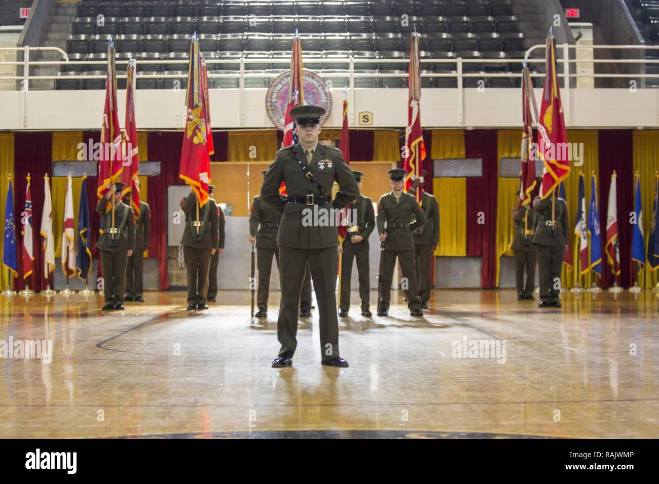 Us-Marines mit 2Nd Marine Division (2d MARDIV) beteiligen sich an der 2d-MARDIV 76th Schlacht Farben Umwidmung und Preisverleihung im Rahmen der Goettge Memorial Field House, Camp Lejeune, N.C., 10.02.2017. Us-Marines, Matrosen und Zivilisten in der Zeremonie auf die Leistungen der Division in den vergangenen 76 Jahren teilgenommen. Stockfoto