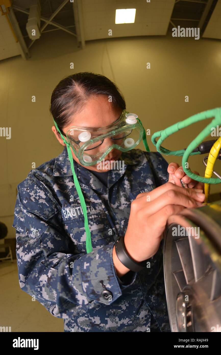 PENSACOLA, Fla.-- Aviation Machinist Mate Airman Helen Bautista von Bonita Springs, Florida, entfernt sich eine Kraftstoffpumpe aus einem ausbildungsbeihilfen Feb.10 Während Hubschrauber Strand Kurs der Naval Air Technical Training Center (NATTC) Die mechanische Abteilung. Der 5-wöchige Kurs ist eine von mehreren NATTC Klassen Schulungen und zunehmende Bereitschaft innerhalb der Naval Aviation Enterprise. Stockfoto