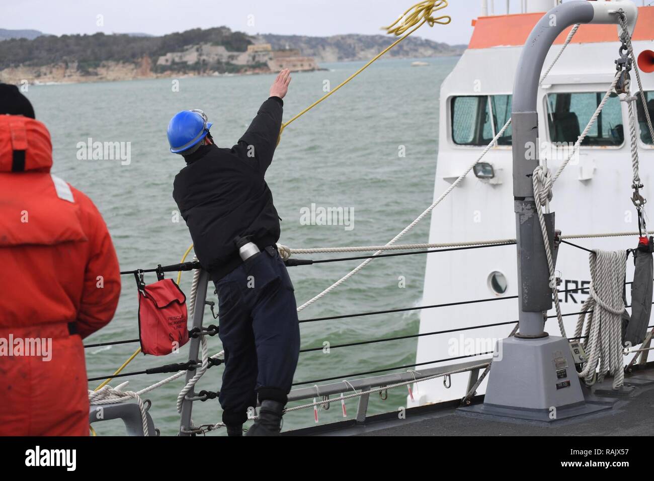 - SOUDA BAY, Griechenland (Feb. 12, 2017) Seaman Cameron Absher, von Tulsa, Okla., wirft eine Wurfleine zu einem tauziehen Boot wie die geführte Anti-raketen-Zerstörer USS Porter (DDG78) zieht in die Bucht von Souda, Griechenland, 12.02.2017. Porter, Vorwärts - Rota, Spanien bereitgestellt werden, ist die Durchführung von naval Operations in den USA 6 Flotte Bereich der Maßnahmen zur Unterstützung der US-amerikanischen nationalen Sicherheitsinteressen in Europa. Stockfoto