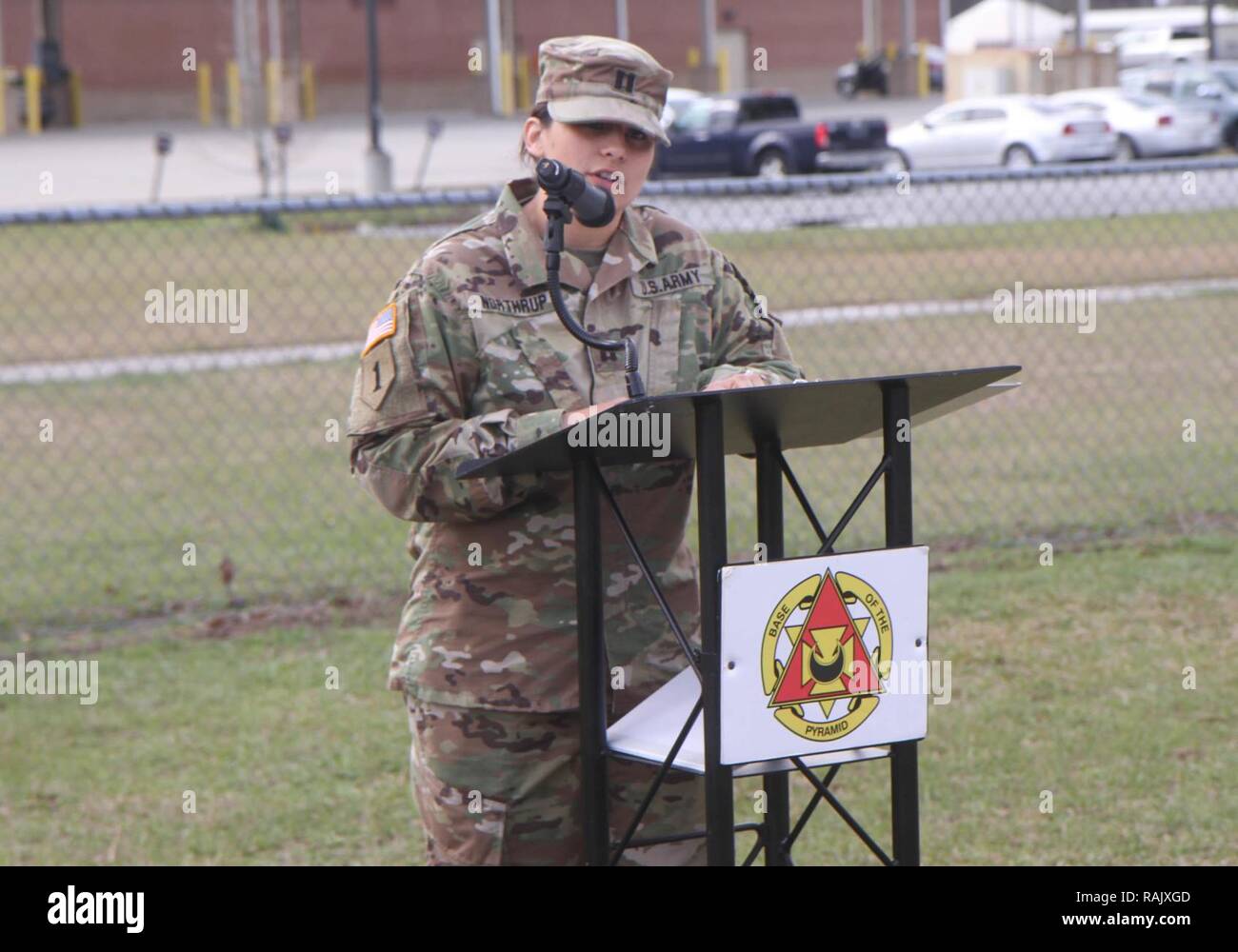 Kapitän Rodalia Northrup, die eingehenden Kommandant der Hauptsitz und Sitz der Firma, 87th Combat Sustainment Support Battalion, 3 rdInfantry Division Sustainment Brigade, gibt eine Rede während der Änderung der Befehl Zeremonie 8. Februar am Fort Stewart, Ga. "Ich bin aufgeregt und bereit, die meine Soldaten zu starten", sagte sie. "Ich weiß, dies bedeutet eine Menge Verantwortung und Führung zu tun, was das Beste ist." Stockfoto