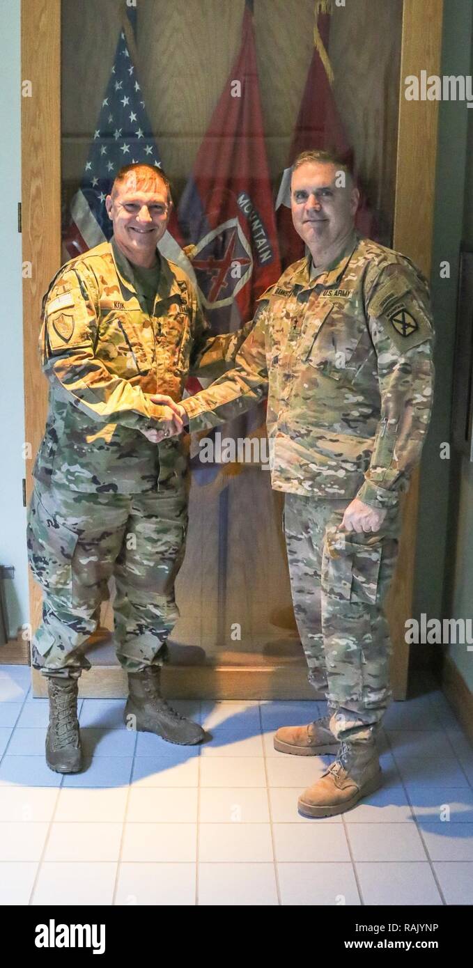 Generalmajor Jeffrey L. Bannister, Kommandant des 10 Mountain Division schüttelt Hände mit Generalmajor Troy D. Kok, der Kommandant der 99. Regionale Unterstützung Befehl mit Sitz in Joint Base Mc Guire-Dix - Lakehurst nach einem Büro 8. Februar bei Hays Halle auf Post. Stockfoto