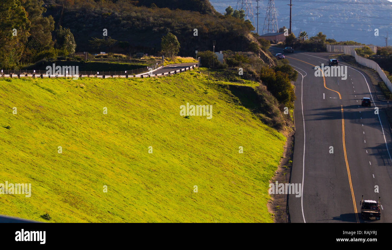 Grünen Hang von Freeway Stockfoto