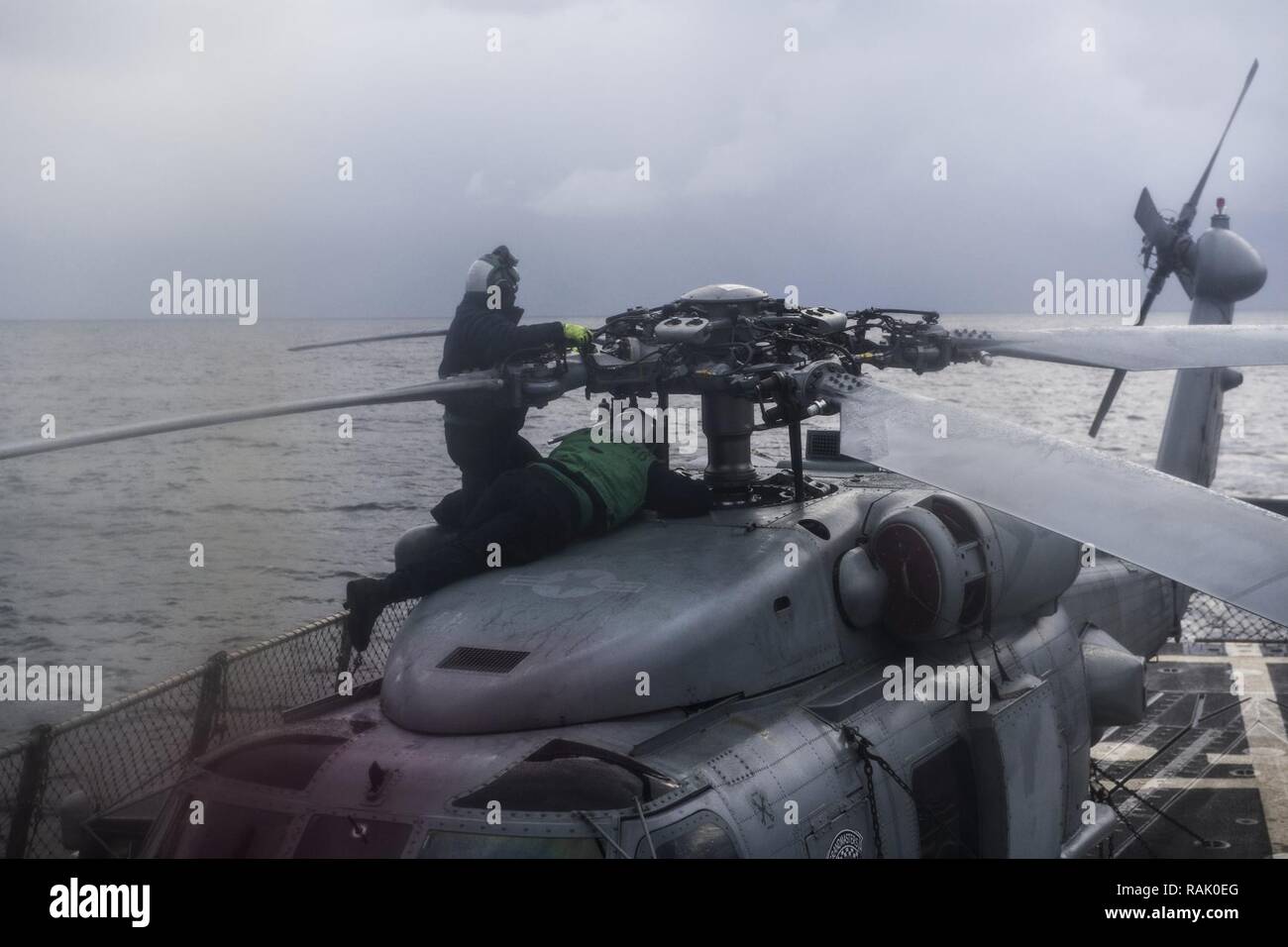 Atlantik. (FEB. 05, 2017) Segler auf USS James E. Williams (DDG95) Wartung der Cutlass 471, eine SH-60R zu HSM 46 angefügten zugeordnet. James E. Williams ist derzeit in der Vorbereitung für einen geplanten Einsatz. Stockfoto