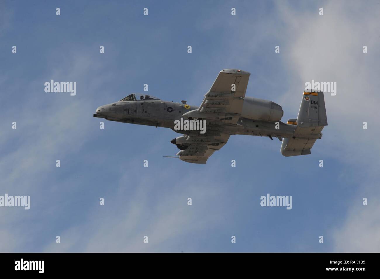 Ein US Air Force C A-10 Thunderbolt II fliegt über Zuschauer während der Heritage Flight 2017 Schulung und Zertifizierung Kurs an der Davis-Monthan Air Force Base, Ariz., Feb 11, 2017. Die moderne Flugzeuge, die in der diesjährigen HFTCC teilnahmen, waren die F-35 Lightning II, der F-22 Raptor, F-16 Fighting Falcon und die A-10 Thunderbolt II C Die historische Flugzeuge enthalten die P-51 und T-51 Mustangs, die P-40 Warhawk die P-38 Lightning, die P-47 Thunderbolt, den T-33 Shooting Star und der F-86 Sabre. Stockfoto