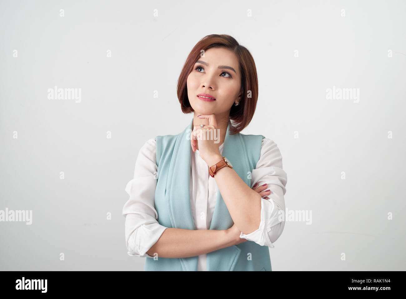 Junge schöne Business frau Hände am Kinn, Denken, Wahl, isoliert auf weißem Stockfoto