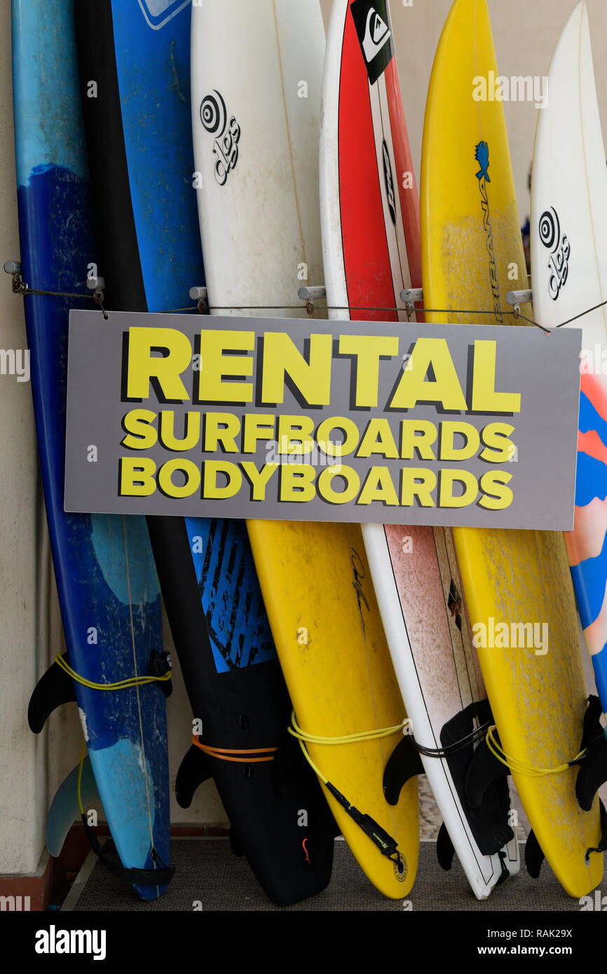 Durban, KwaZulu-Natal, Südafrika, bunten Surfbrettern aufrecht im Surf Shop mit Vermietung Werbung sign Boards für Vermietung an Touristen Stockfoto