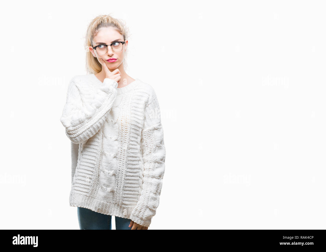 Junge hübsche blonde Frau Brille über isolierte Hintergrund mit der Hand am Kinn über die Frage denken, nachdenklichen Ausdruck. Lächelnd mit Du Stockfoto