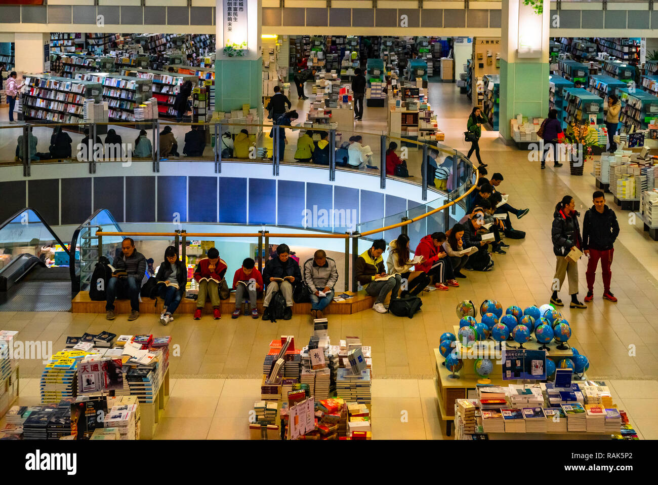 Chinesische Leser lesen Bücher in einer großen Buchhandlung in Shenzhen, China Stockfoto