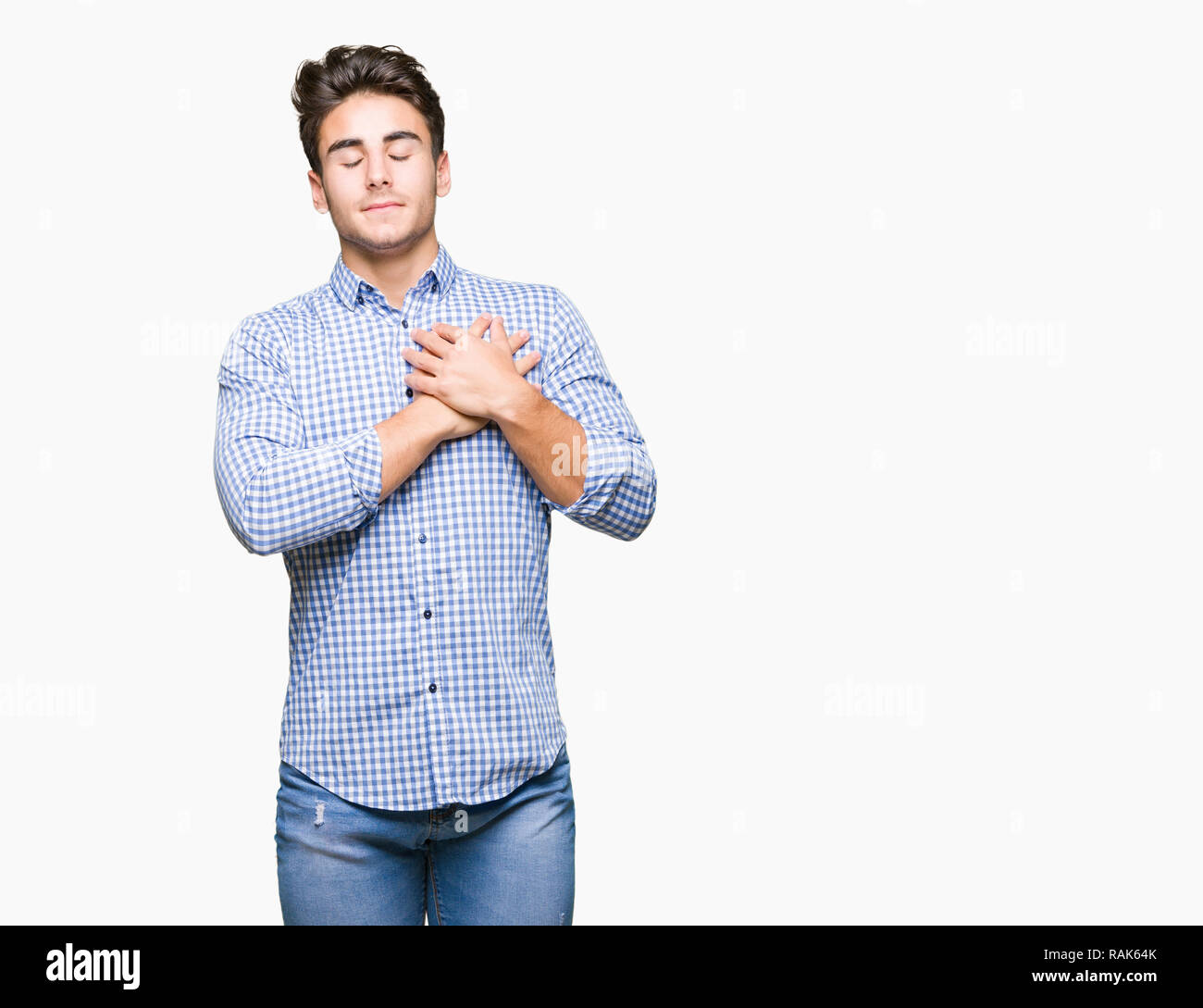 Junge schöne business Mann über isolierte Hintergrund lächelnd mit der Hand auf der Brust mit geschlossenen Augen und dankbare Geste auf das Gesicht. Gesundheit Konzept. Stockfoto