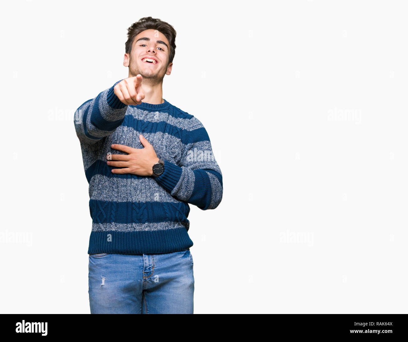 Jungen gutaussehenden Mann über isolierte Hintergrund lacht sie und zeigt auf die Kamera mit dem Finger der Hand über die Brust, Scham Ausdruck Stockfoto