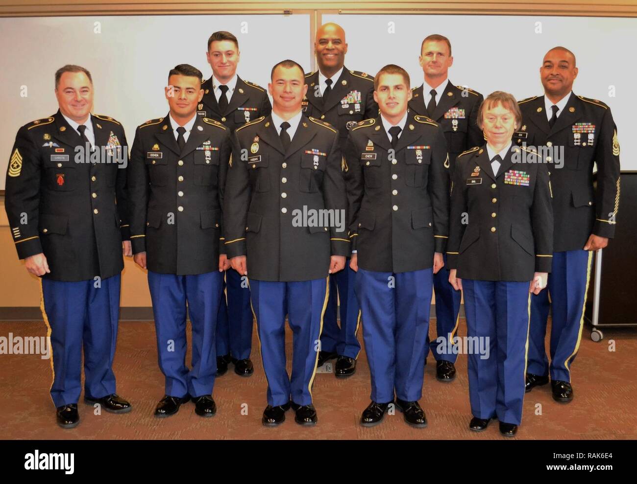 Soldaten und Führer von den regionalen Support Gruppe geholfen, Sgt. Maj. Keith Christie, RSG 650th Special Operations Sergeant, organisieren und einen besten Krieger Konkurrenz an der George W. Dunaway Armee finden in Sloan, Nev Februar 7-9 durchführen. Die 650Th RSG wurde unter der 311 Expeditionary Sustainment Command neu ausgerichtet und übernahm die Kontrolle über drei Bataillone: Die 314 Bekämpfung Sustainment Support Battalion, 469Th CSSB und die 483Rd Transport Bataillon. Stockfoto