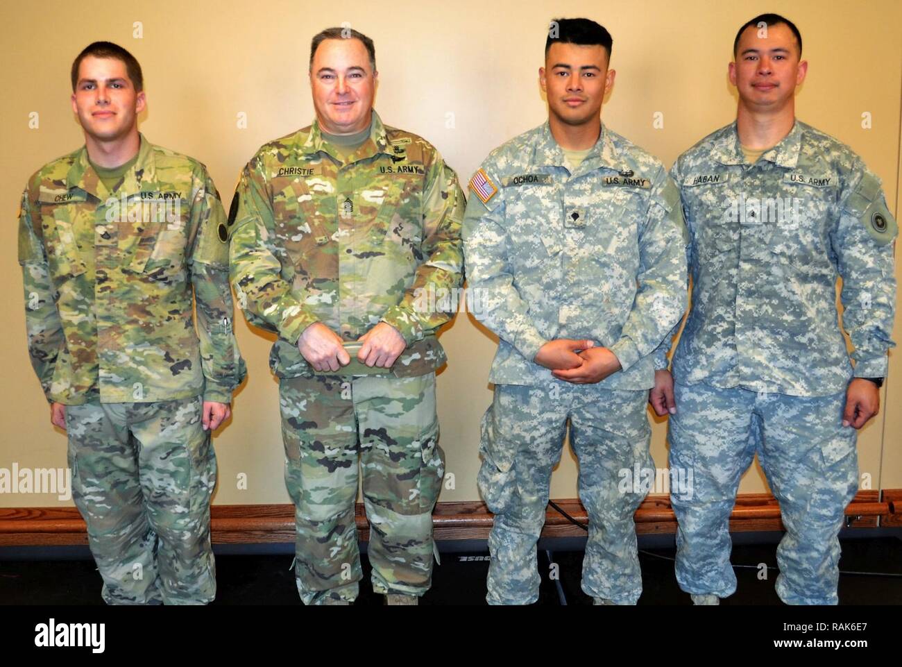 Pfc. Travis Kauen, 924Th Transportation ablösen. Sgt. Maj. Keith Christie, regionale Unterstützung Gruppe 650th Special Operations Sergeant, SPC. Kenny Ochoa, 481 Transport Unternehmen und Sgt. Tyrone Haban, 924Th Transportation Loslösung, nahmen an einer besten Krieger Konkurrenz an der George W. Dunaway Armee finden in Sloan, Nev Februar 7.-9. Die 650Th RSG ist unter der 311 Expeditionary Sustainment Command neu ausgerichtet. Stockfoto