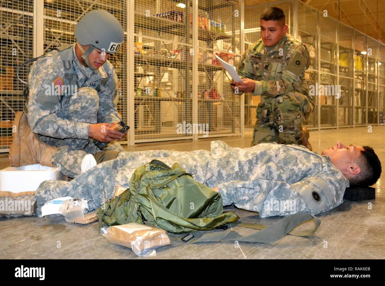 Spc. Kenny Ochoa, 481 Transport Unternehmen, Port Hueneme, Calif., führt zur Bekämpfung Lebensretter Kurs Techniken während seiner Konkurrenz an einem besten Krieger Konkurrenz an der George W. Dunaway Armee finden in Sloan, Nev Februar 7.-9. Die besten Krieger der Wettbewerb ist ein jährlicher Wettbewerb durch die Abteilung der Armee als Mittel zur Identifizierung und Anerkennung von Soldaten im aktiven, Special Operations, National Guard und Komponenten Reservieren der United States Army beaufsichtigt. Stockfoto