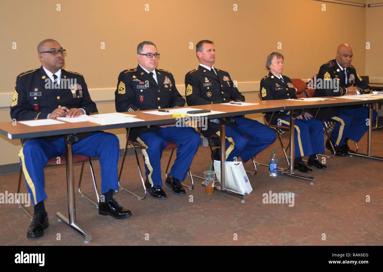 Erste Sgt. Barry Cox, 650Th Region Support Group first Sergeant, Sgt. Maj. Keith Christie, RSG 650th Special Operations Command Sergeant, Sgt. Maj. Darin Daniels, 650Th RSG command Sergeant Major, Command Sgt. Maj. Denise wählen, 469Th bekämpfen Sustainment Support Command Sergeant Major und Command Sgt. Maj. Donald Seay, 483Rd Terminal Battalion command Sergeant Major, setzte sich auf den besten Krieger Board während einer besten Krieger Konkurrenz an der George W. Dunaway Armee finden in Sloan, Nev Februar 7.-9. Stockfoto
