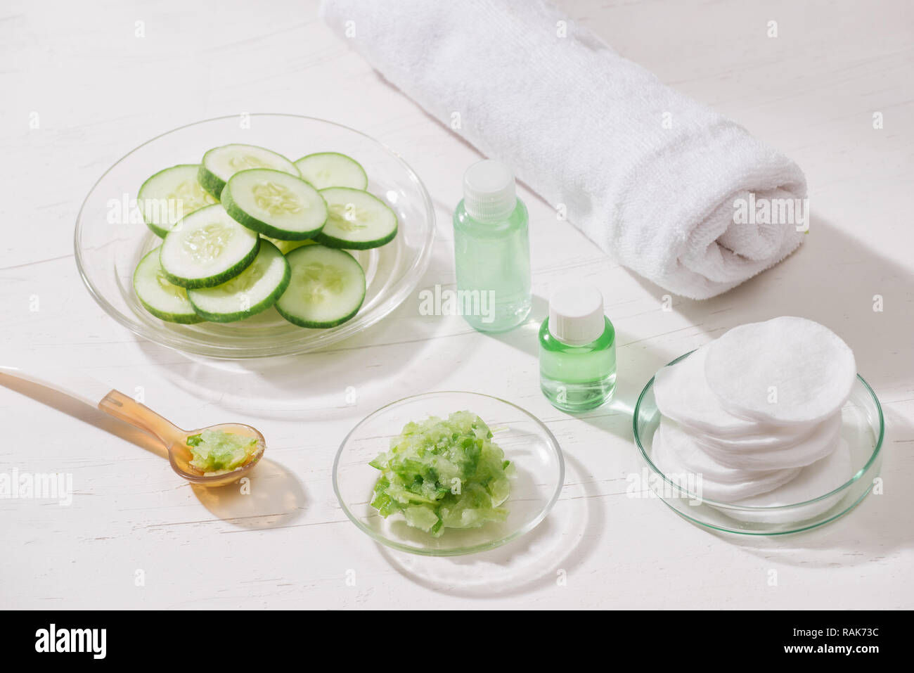 Kosmetische Flasche und frische organische Gurke für die Hautpflege. Home Spa Konzept. Stockfoto