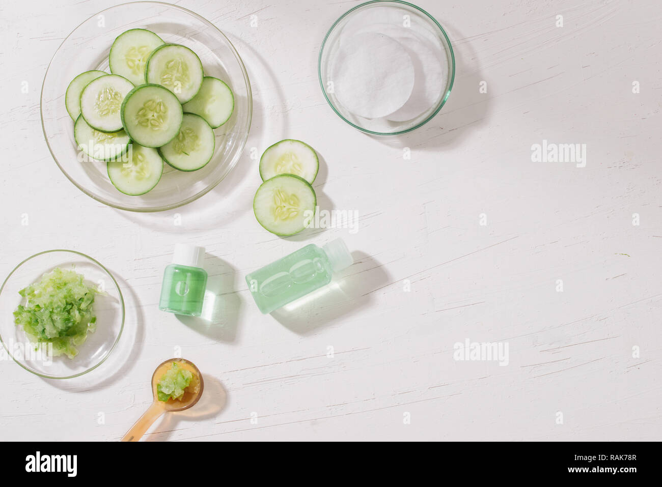 Kosmetische Flasche und frische organische Gurke für die Hautpflege. Home Spa Konzept. Stockfoto