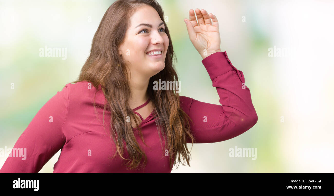 Schöne Übergrößen junge Frau über isolierte Hintergrund Tanzen glücklich und freundlich, lächelnd, lässig und selbstbewusst Musik hören Stockfoto