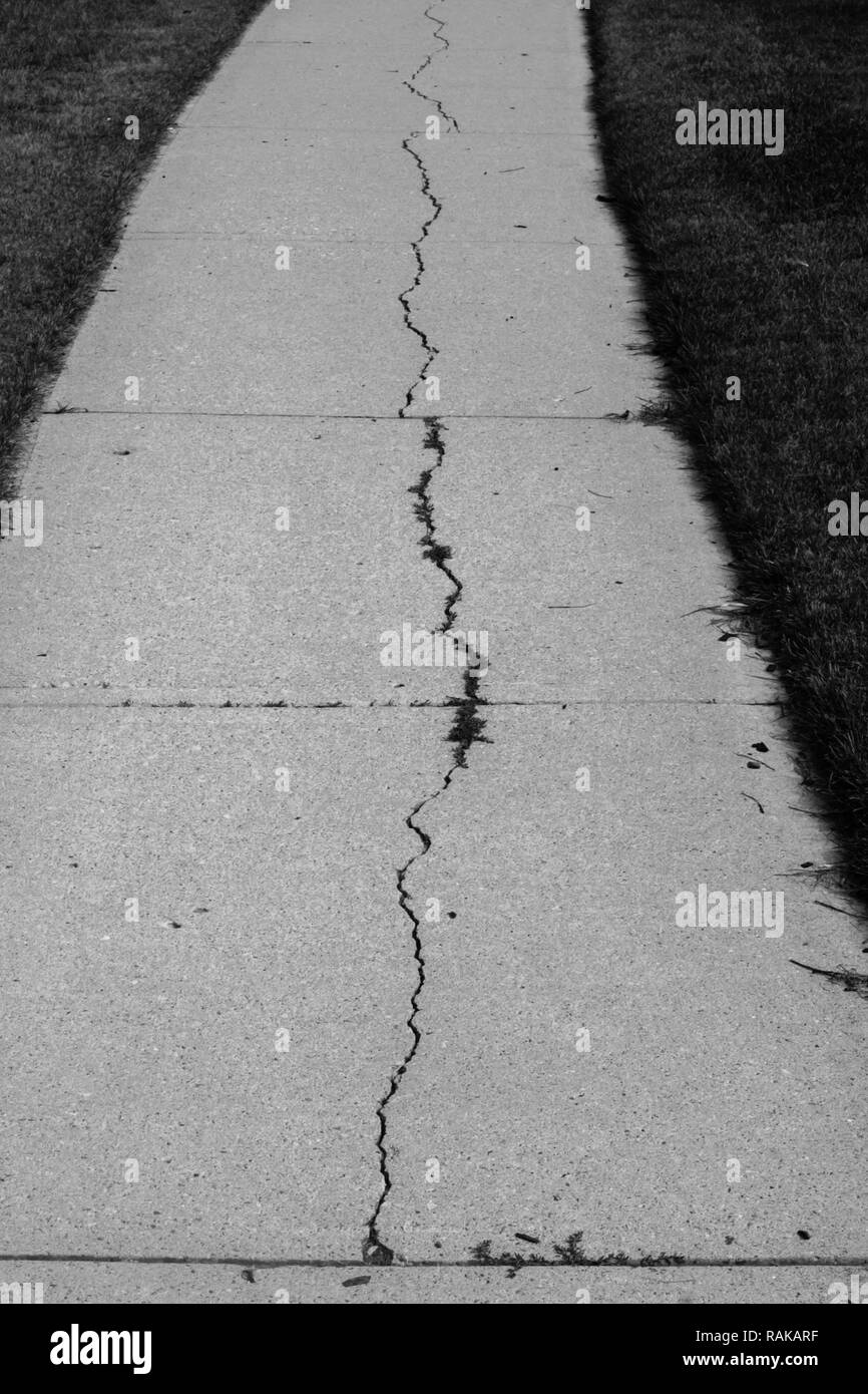 Gerissenen Beton Gehweg Muster in Calgary, Alberta, Kanada schafft Abstrakte Schönheit in Schwarz und Weiß Fotografie Stockfoto