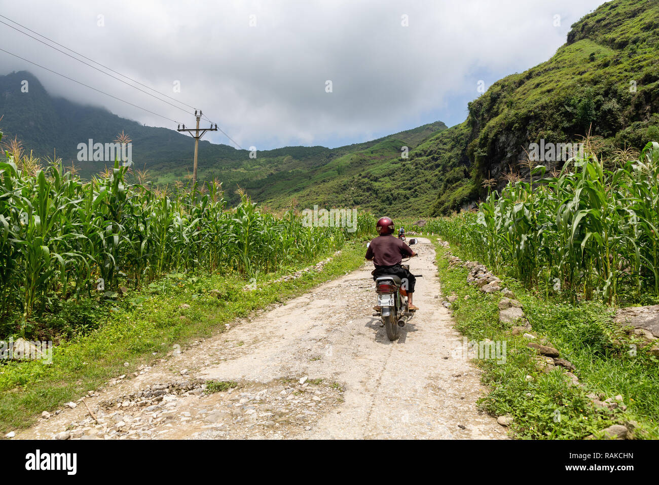 Mann reisen ein Bröckelnden rauhe Straße auf diesem Motorrad, Ha Giang Loop, Provinz Ha Giang, Vietnam, Asien Stockfoto