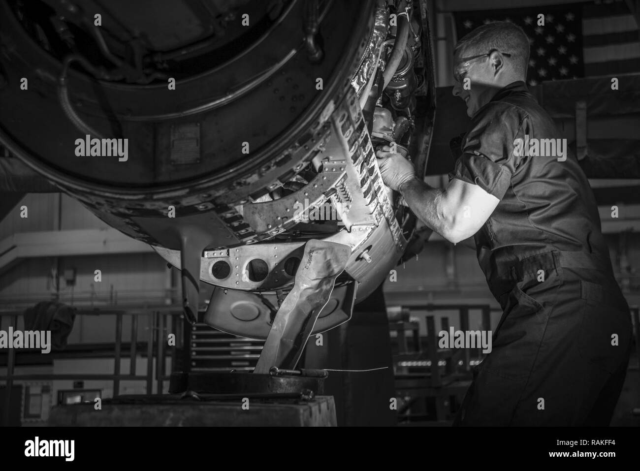 Senior Airman Zach Yates entfernt den Niederdruck-kraftstoff Filter einer C-130H Hercules Motor während einer Zeitungleiche Inspektion am 14.02.2017, an der 179th Airlift Wing, Mansfield, Ohio. Die 179Th Airlift Wing ist immer auf einer Mission, die erste Wahl zu sein, Gemeinschaft, Bund und Missionen mit einem zuverlässigen Team von hoch qualifizierten Piloten zu reagieren. Stockfoto