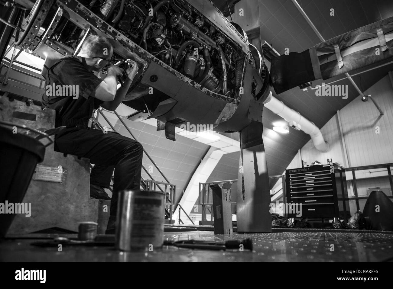 Senior Airman Hunter Mitchell installiert das Sicherungsseil des hohen Drucks Kraftstofffilter auf einer C-130H Hercules während einer Zeitungleiche Inspektion am 14.02.2017, an der 179th Airlift Wing, Mansfield, Ohio. Die 179Th Airlift Wing ist immer auf einer Mission, die erste Wahl zu sein, Gemeinschaft, Bund und Missionen mit einem zuverlässigen Team von hoch qualifizierten Piloten zu reagieren. Stockfoto