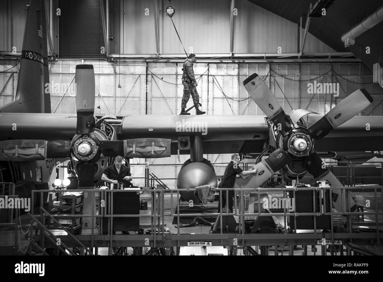 Flieger von der 179th Airlift Wing Instandhaltungsgruppe eine Zeitungleiche Inspektion einer C-130H Hercules am 14.02.2017, an der 179th Airlift Wing, Mansfield, Ohio. Die 179Th Airlift Wing ist immer auf einer Mission, die erste Wahl zu sein, Gemeinschaft, Bund und Missionen mit einem zuverlässigen Team von hoch qualifizierten Piloten zu reagieren. Stockfoto