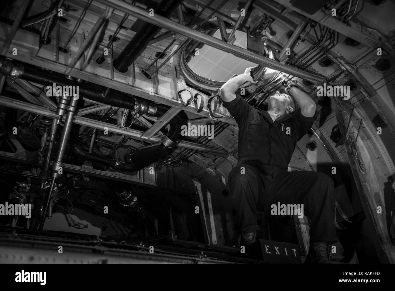 Senior Airman Spencer Magers prüft die rückwärtige Anschluss einer C-130H Hercules während einer Zeitungleiche Inspektion am 14.02.2017, an der 179th Airlift Wing, Mansfield, Ohio. Die 179Th Airlift Wing ist immer auf einer Mission, die erste Wahl zu sein, Gemeinschaft, Bund und Missionen mit einem zuverlässigen Team von hoch qualifizierten Piloten zu reagieren. Stockfoto