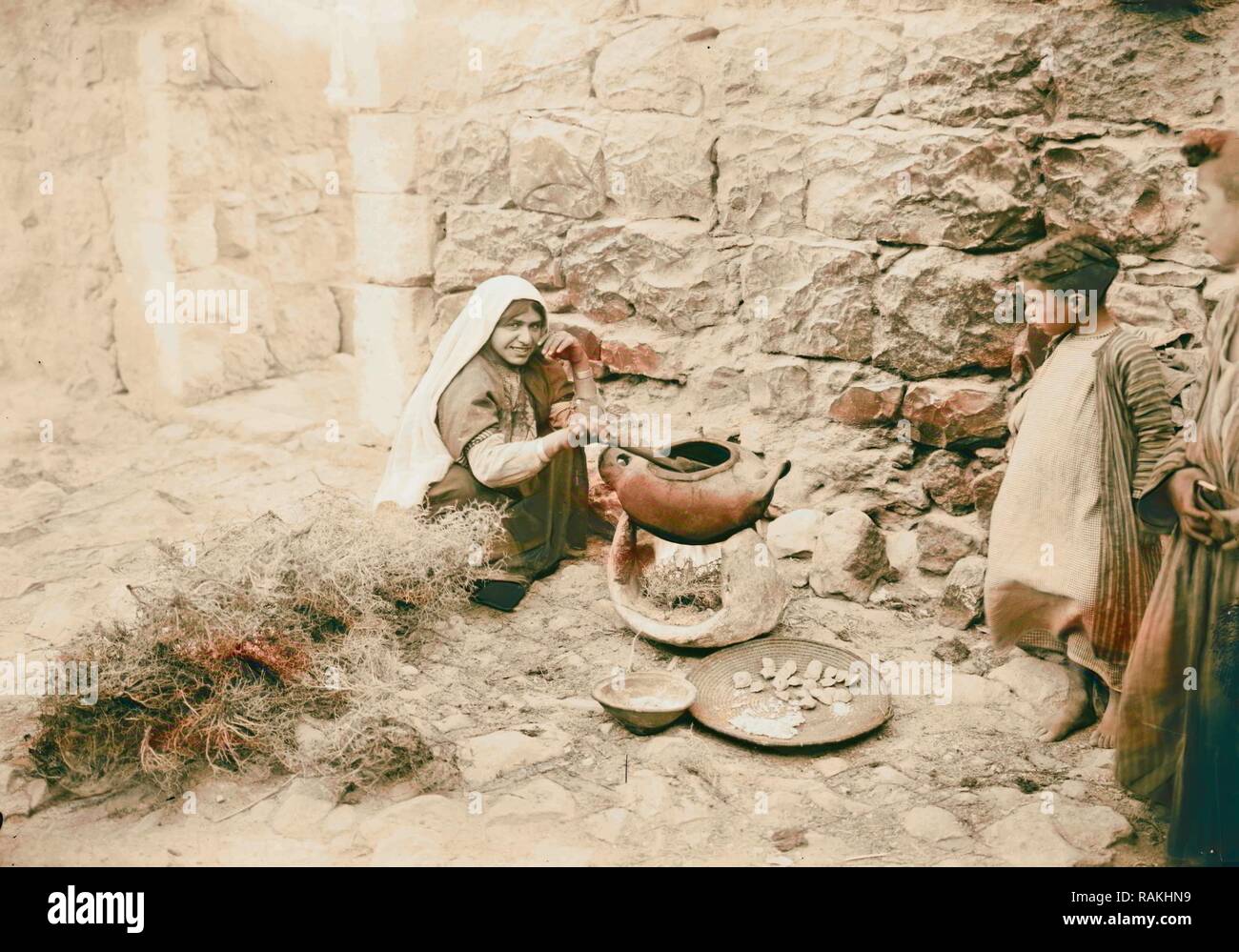 Bauer Arten Kochen in einem bäuerlichen Home. (Kochen Keramik Topf und Thorn Feuer) 1900, im Nahen Osten, Israel und/oder Neuerfundene Stockfoto