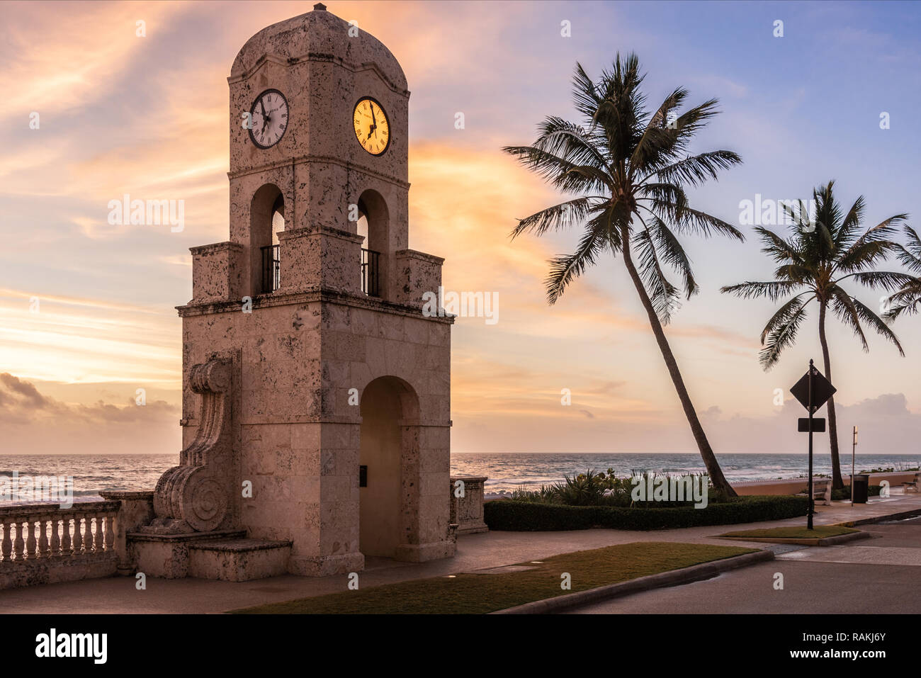 Iconic Uhrturm am Eingang zur Worth Avenue an der Strandpromenade entlang South Ocean Boulevard in Palm Beach, Florida. (USA) Stockfoto