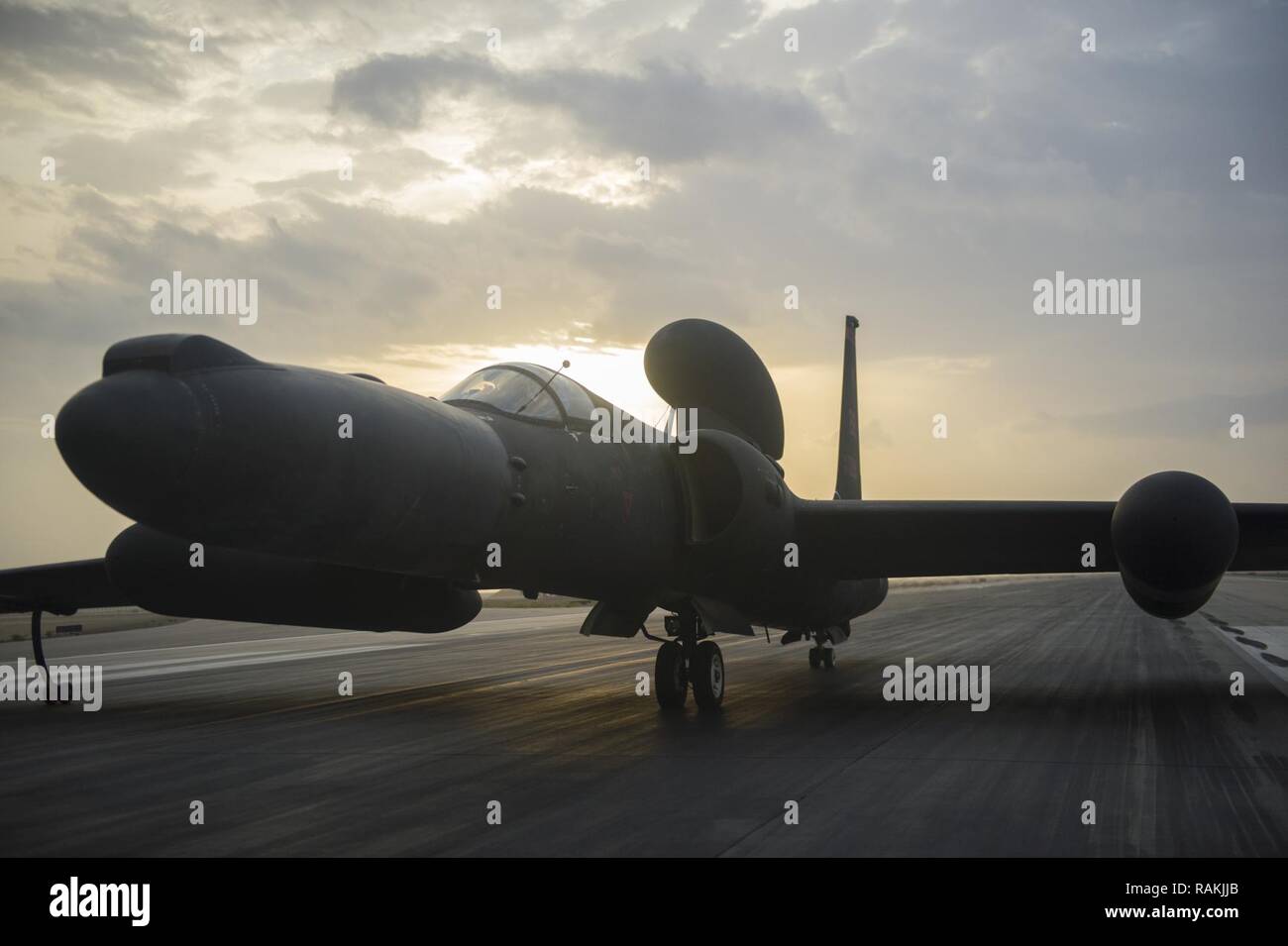 Ein 99Th Expeditionary Reconnaissance Squadron U-2-Pilot bereitet sich auf den Start zur Unterstützung einer Combined Joint Task Force - inhärenten Lösen Mission an einem unbekannten Ort in Südwestasien, 14.02.2017. Die 99Th ERS bietet high-Altitude, Überwachung und Aufklärung, Tag oder Nacht, zur direkten Unterstützung der US-amerikanischen und Alliierten. Stockfoto