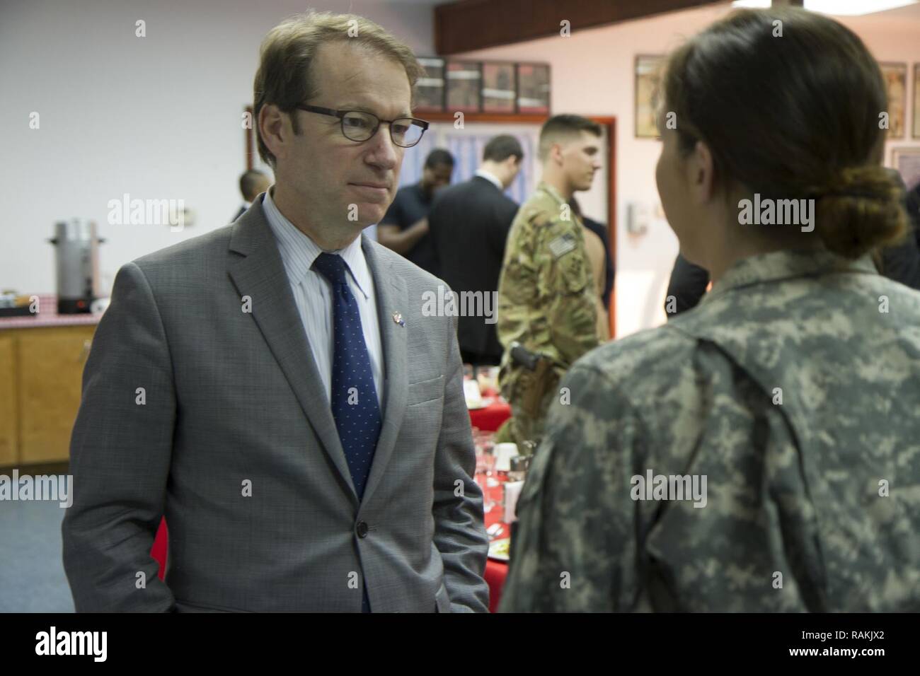 Illinois USA Rep. Peter Roskam hört auf Multinationale Schlacht Group-East Kampfmitteln Detachment Commander, 1 Lt Erin Schneider, als sie erklärt ihre Rolle innerhalb der MNBG - Osten bei einem Abendessen im Camp Bondsteel, Kosovo, 24.02.19. Die Mitglieder des Kongresses besucht mit Soldaten aus MNBG - Osten als Teil der US-Haus der Demokratie Partnerschaft Programm, fördert, die reaktionsfähig und effektiv Regierung während der Arbeit auf die Stärkung der demokratischen Institutionen durch die Unterstützung der Legislative in jungen Demokratien. Stockfoto