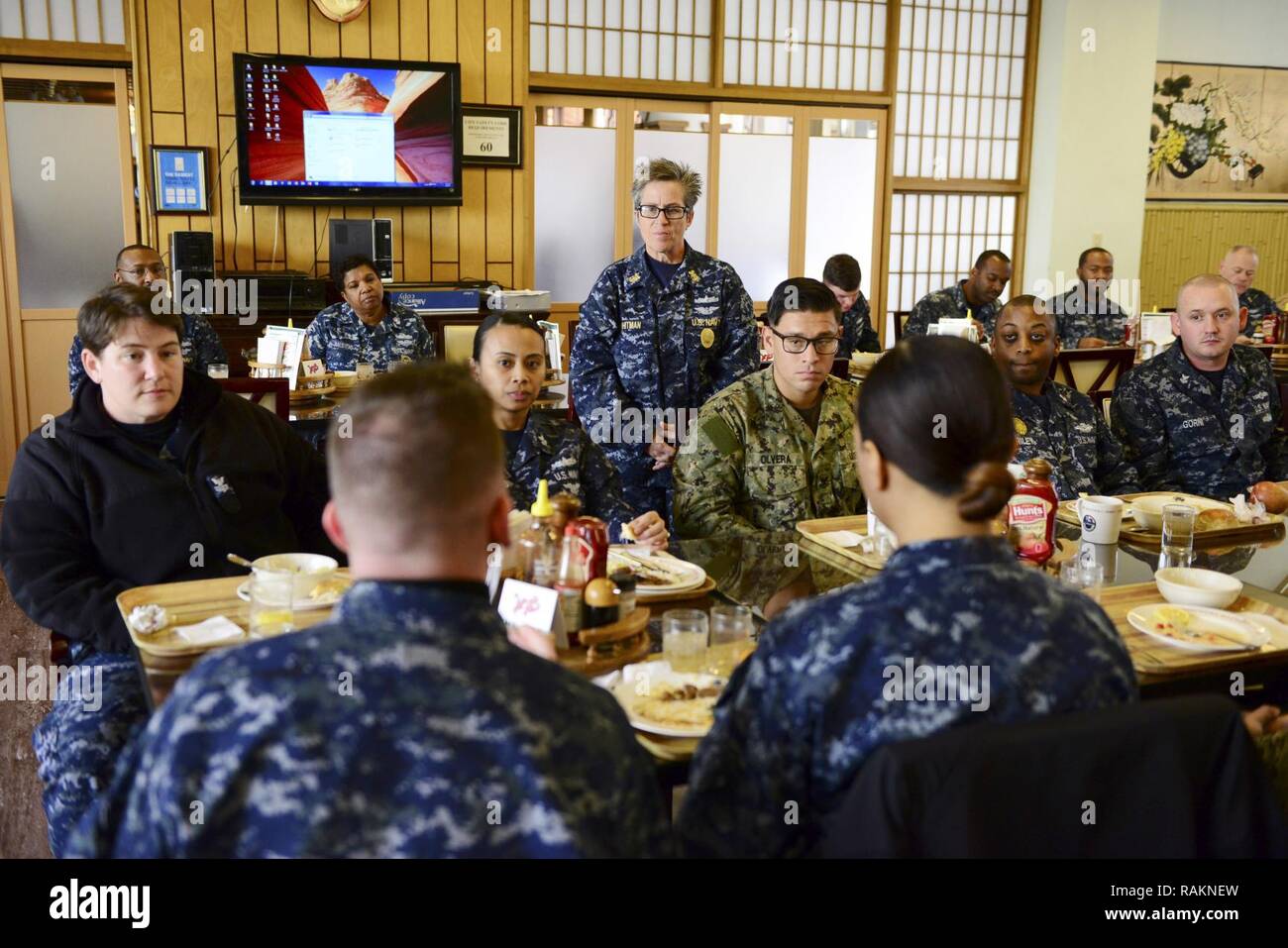 YOKOSUKA, Japan (Feb. 22, 2017) US Pacific Fleet Master Chief Susan Whitman Gespräche mit Seglern beim Mittagessen im Juwel des Ostens Allgemeine Chaos an Bord der Flotte Aktivitäten Yokosuka. Whitman zugehört, um auf die Bedenken Sailor und diskutiert, dass Schiff und Sailor Bereitschaft auswirken und besuchte mehrere Küste und Meer Befehle maximale Bereitschaft von Schiffen und an Land einführen und vorschriftsgemäß unterhalten Segler in der gesamten Flotte zu gewährleisten. Stockfoto