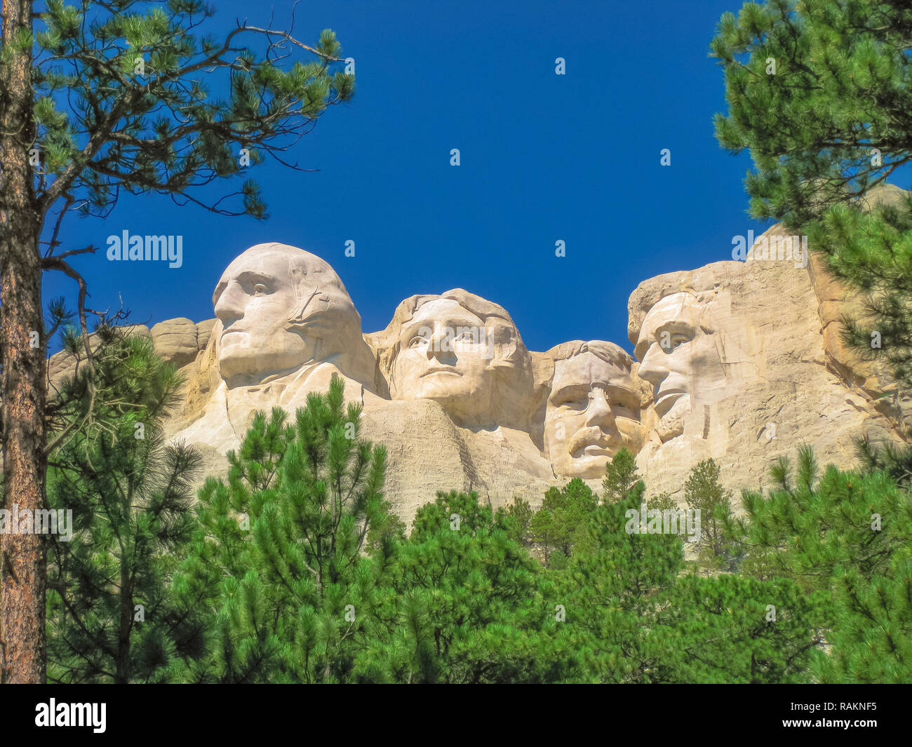 Mount Rushmore National Memorial ist eine skulpturale rock Komplex in South Dakota, Black Hills, gebildet von riesigen Granitblöcken. Die Präsidenten sind: Washington, Jefferson, Roosevelt und Lincoln. Blue Sky. Stockfoto