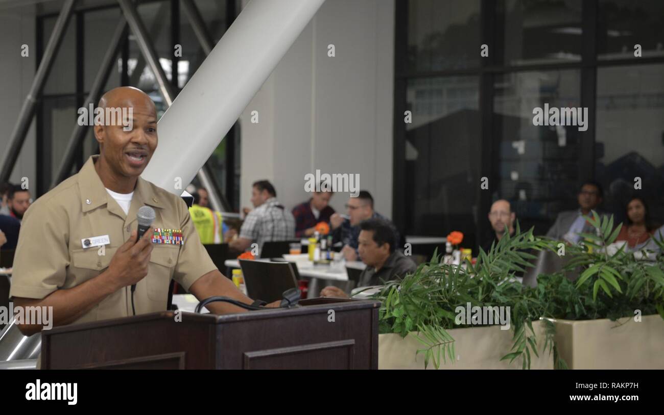 SAN DIEGO (Feb. 22, 2017) Cmdr. Darryl Green, Direktor für Healthcare Business bei Naval Medical Center San Diego (NMCSD), gibt eine Rede während einer African American History Month Feier in der Kombüse. Die Zeremonie schloß statische zeigt, Singen, Gedichte, Musik und Jazz. Stockfoto