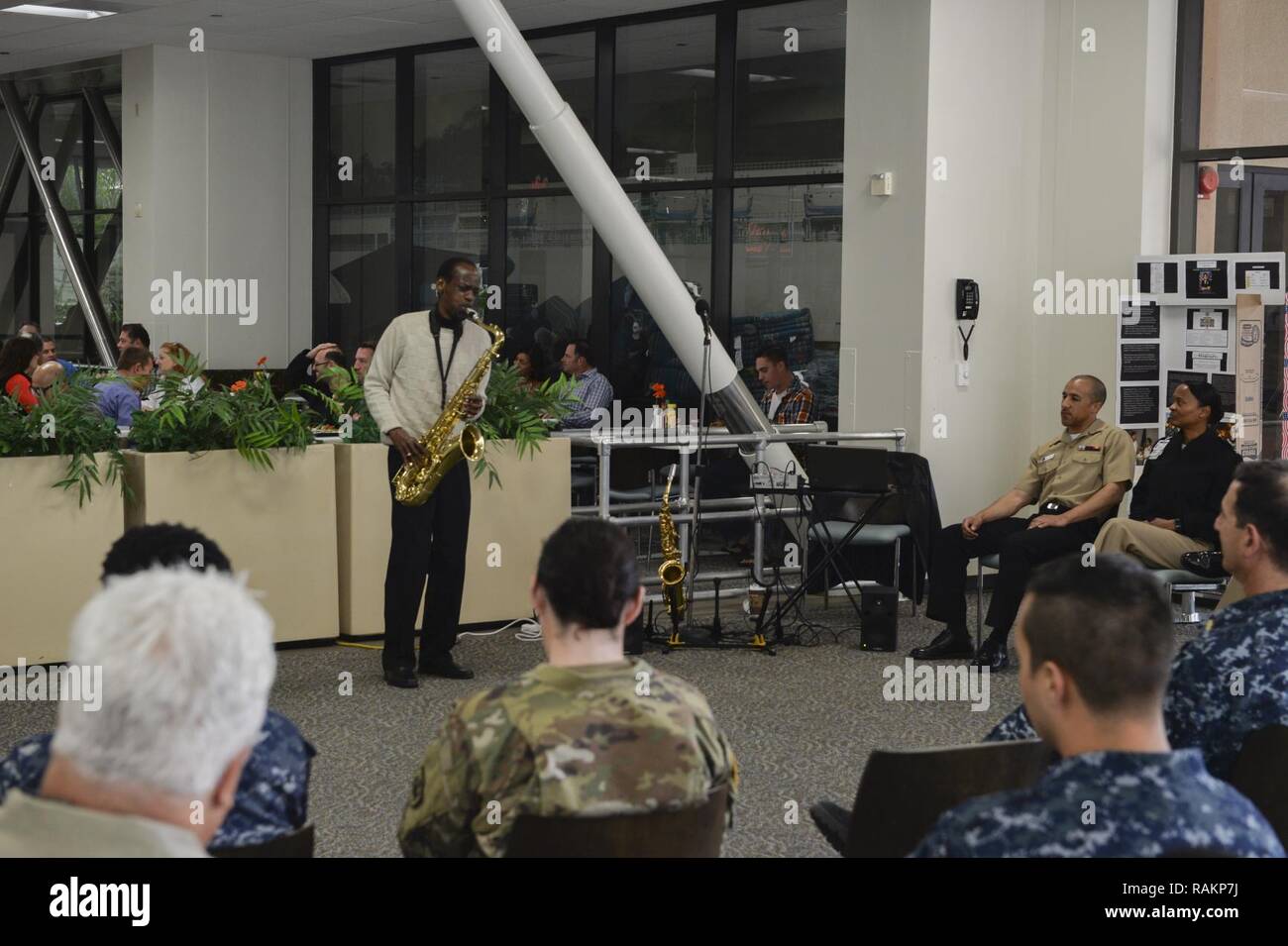 SAN DIEGO (Feb. 22, 2017) James Brown III spielt das Saxophon während einer African American History Month Feier im Naval Medical Center San Diego base Kombüse. Die Zeremonie schloß statische zeigt, Singen, Gedichte, Musik und Jazz. Stockfoto