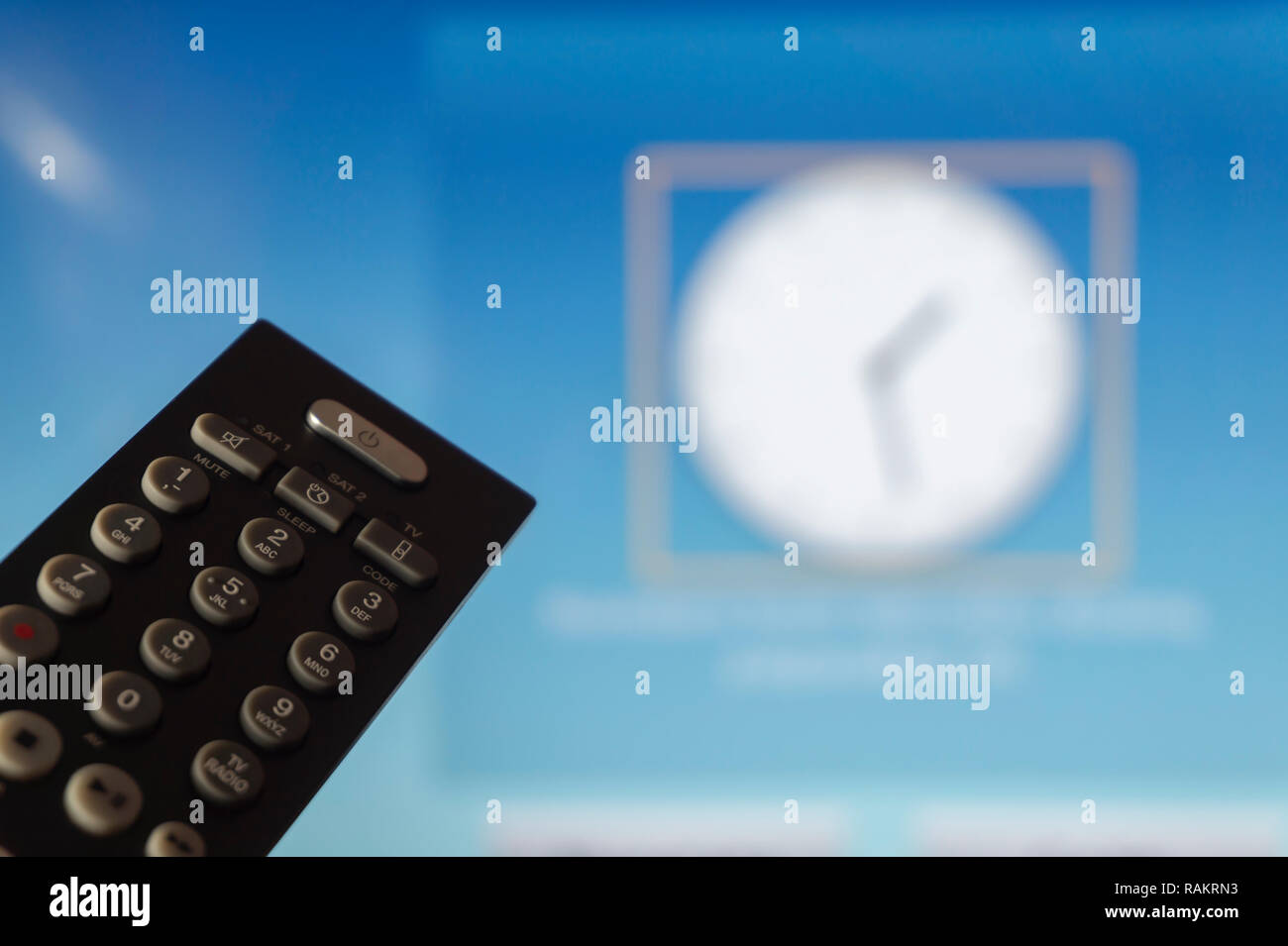 Smart TV-Bildschirm mit Close up TV-Fernbedienung im Vordergrund Stockfoto