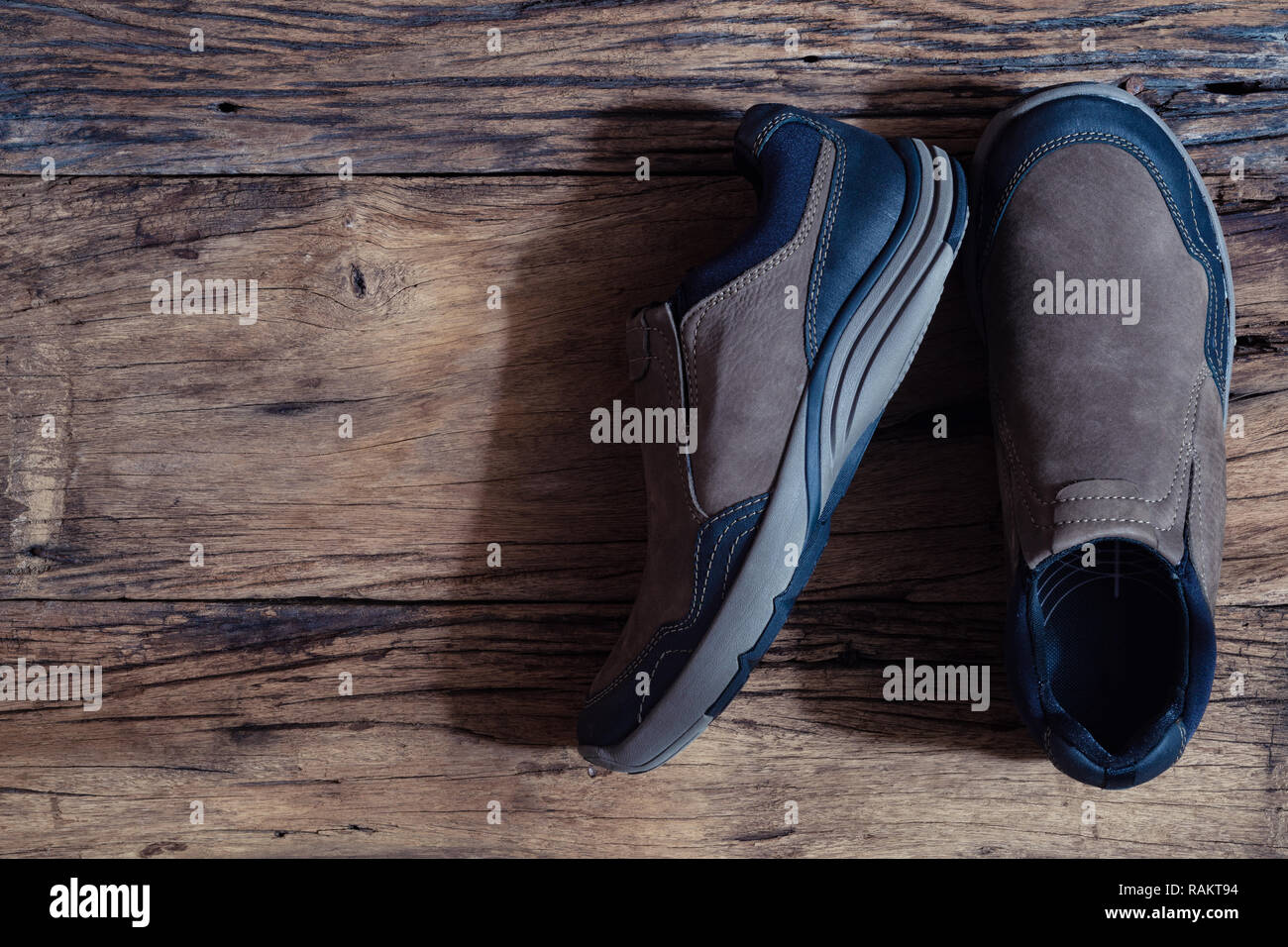 Lässige Männer Schuhe auf grunge Holz Hintergrund, Ansicht von oben flatlay mit kopieren. Stockfoto