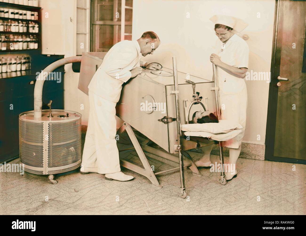 Die Schotten Mission Hospital. Die eiserne Lunge. Dr. Torrance, Schwester Lee, Patient Dow. 1940, Israel, Tiberias. Neuerfundene Stockfoto