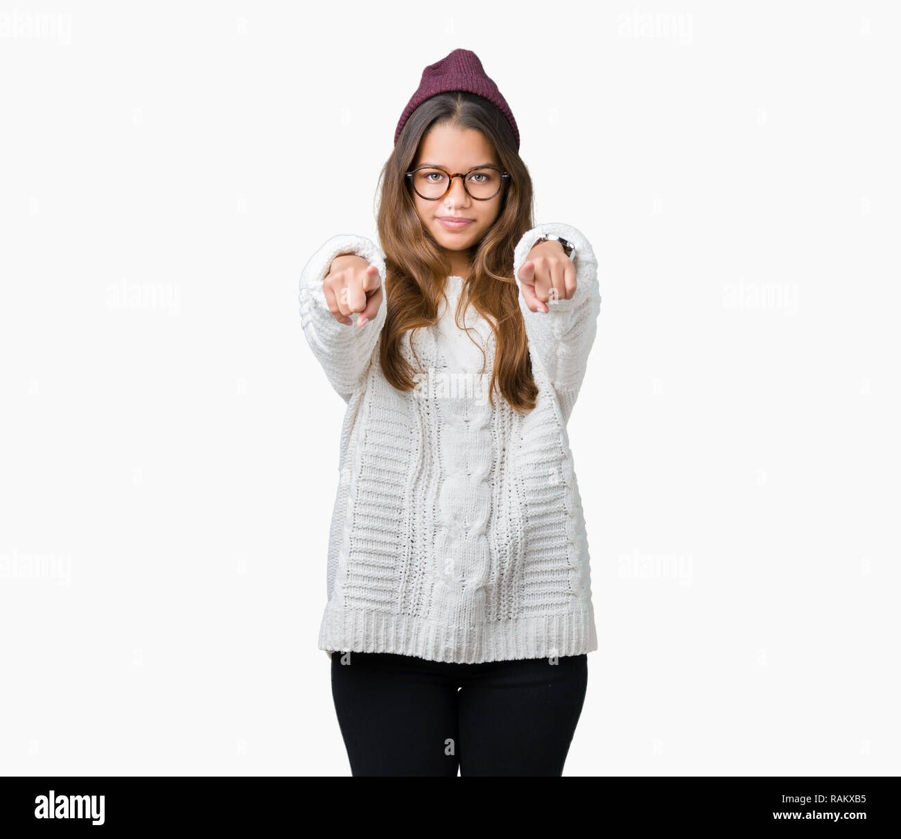 Junge schöne Brünette hipster Frau Brille trägt und im Winter hat über  isolierte Hintergrund zeigt auf sie und die Kamera mit den Fingern,  lächelnd Po Stockfotografie - Alamy