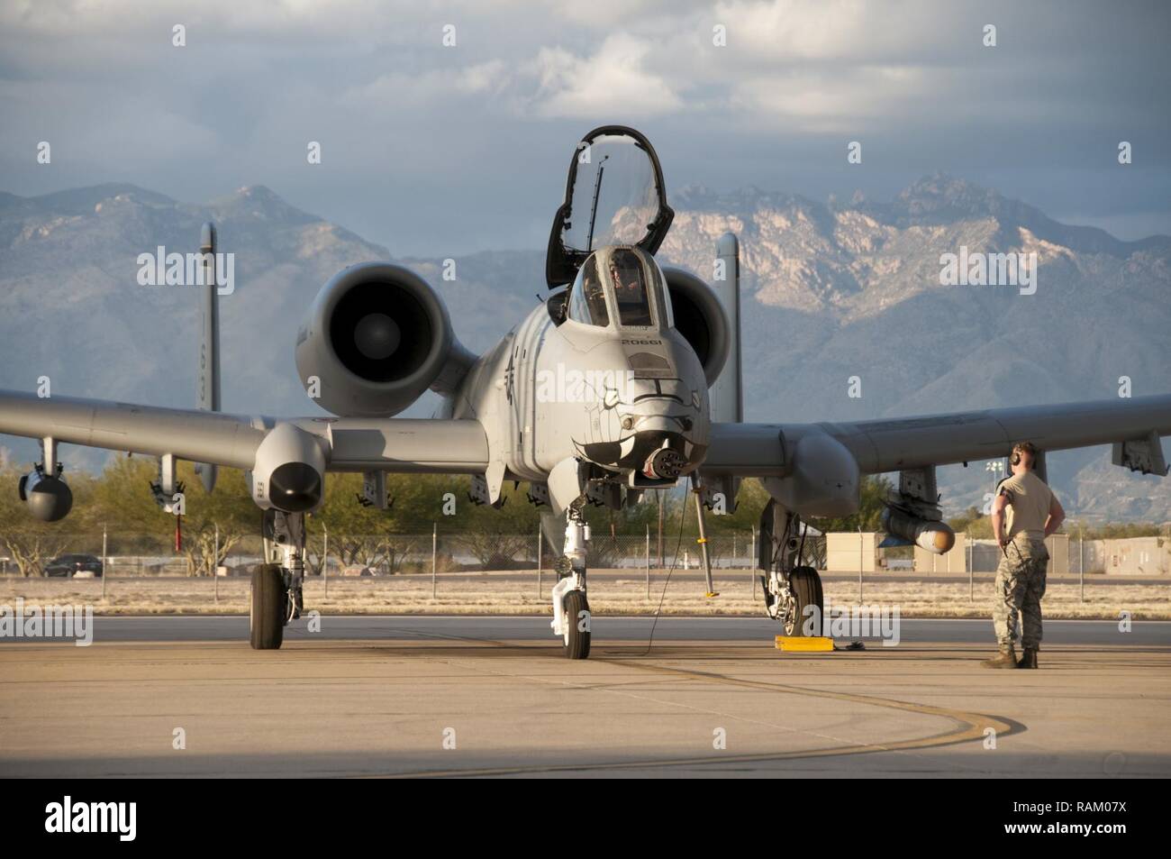 A-10 Aircraft, Crew und support Personal aus dem 122 Fighter Wing reiste in Davis-Monthan Air Force Base, Arizona, für den Betrieb Snowbird, eine Übung an der gesamten Kraft Training Center. Sie nehmen an verschiedenen Szenarien während des Tages und bis in den Abend. Stockfoto