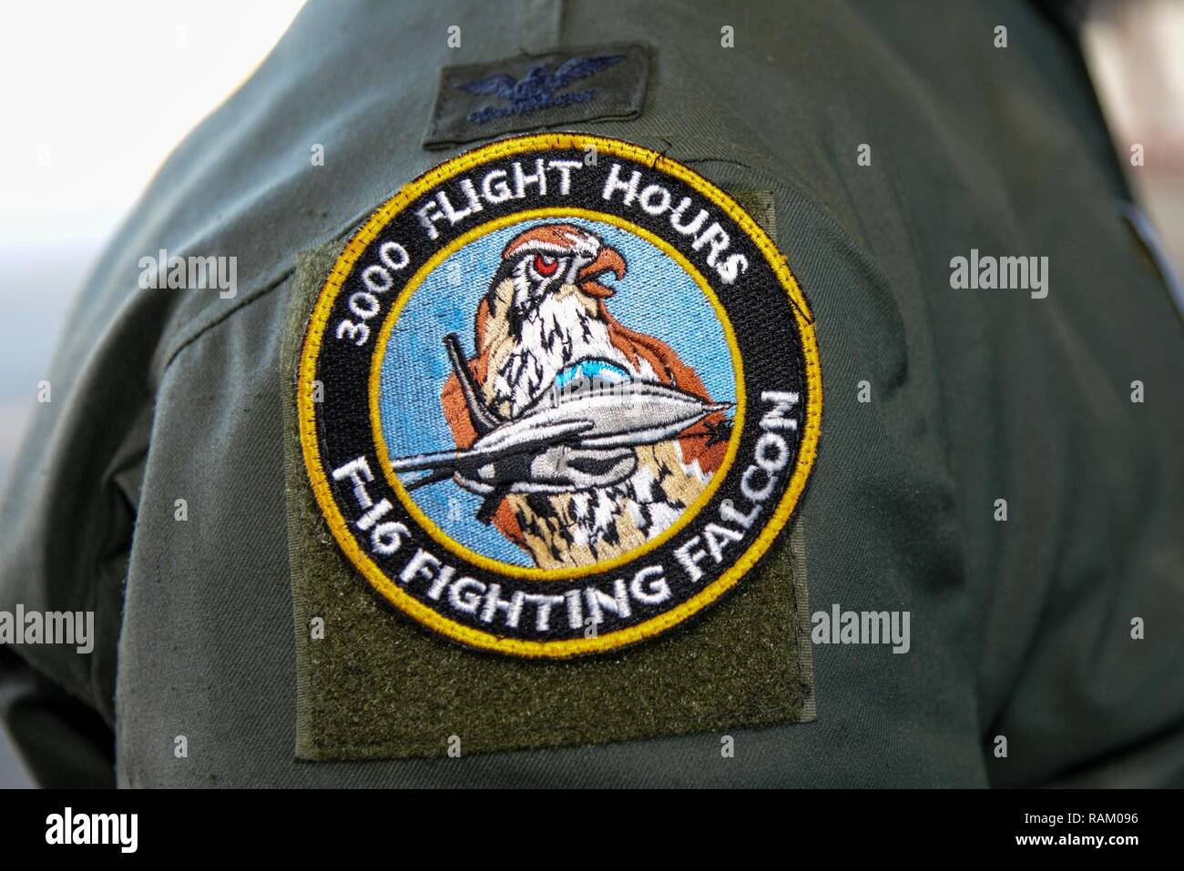 Us Air Force Colonel Bradford Everman, Operations Group Kommandant der 177th Fighter Wing des New Jersey Air National Guard, trägt einen neuen Patch, über 3.000 Stunden Flug in der F-16 "Fighting Falcon", an der Atlantic City Air National Guard Base, N.J. am 13.02.16., 2017. Stockfoto