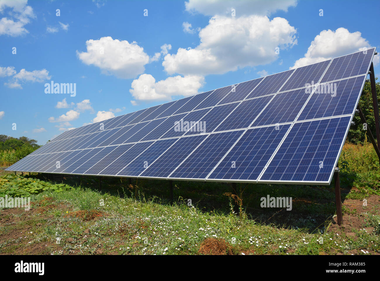 Solarzellen auf dem Boden installiert. Solar Energie Konzept. Stockfoto