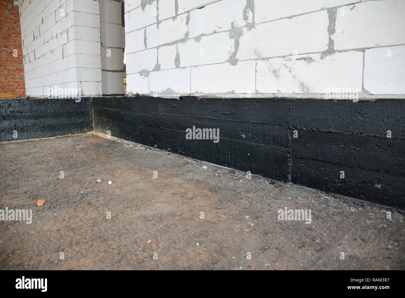 Stiftung Bitumen Abdichtung Gebaude Haus Bau Mit Impragnierung Spray Auf Teer Konstruktion Techniken Fur Das Spruhen Abdichtung Base Stockfotografie Alamy