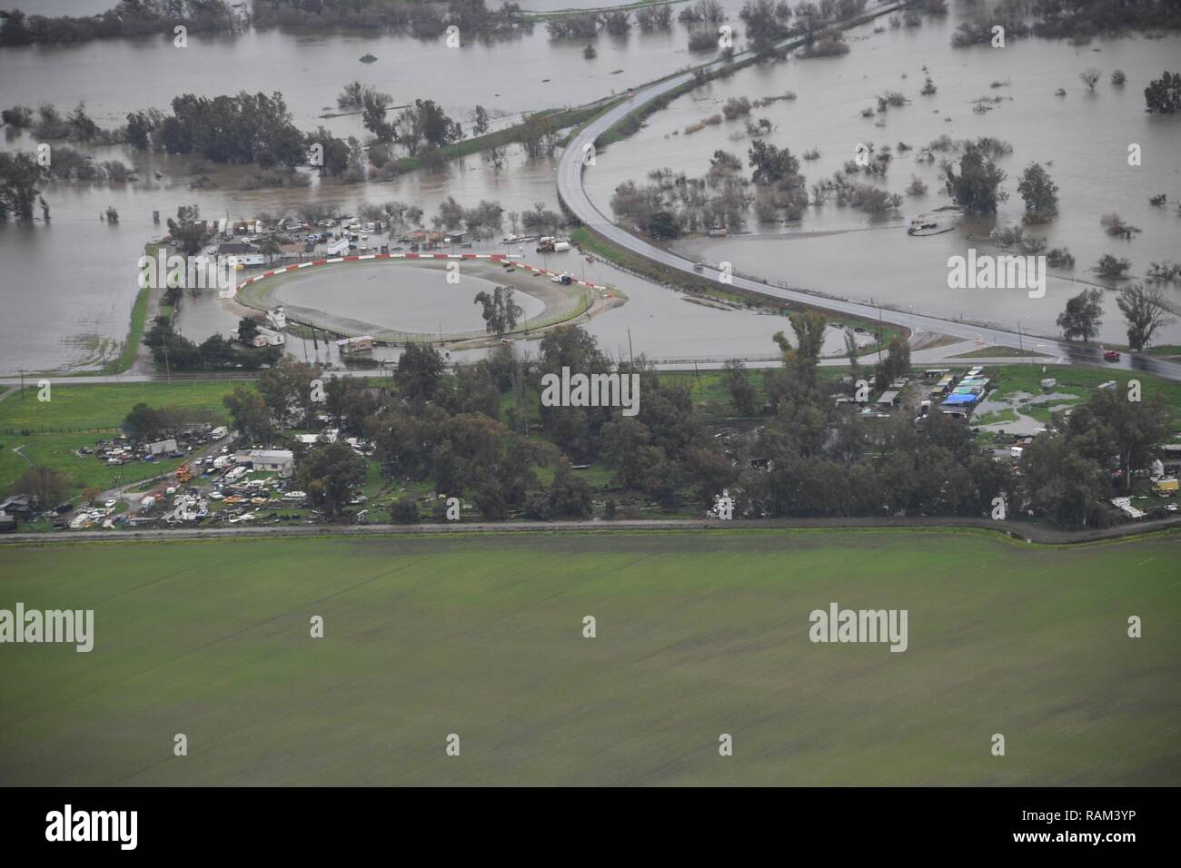 Luftaufnahme von Hochwasserschäden und Bewertung von UH-72Pilotted von Chief Warrant Officer Shaun Hollins und Chief Warrant Officer Scott Englebrick mit Video surveillence durchgeführt von Sergeant First Class Marty Ortiz. Stockfoto